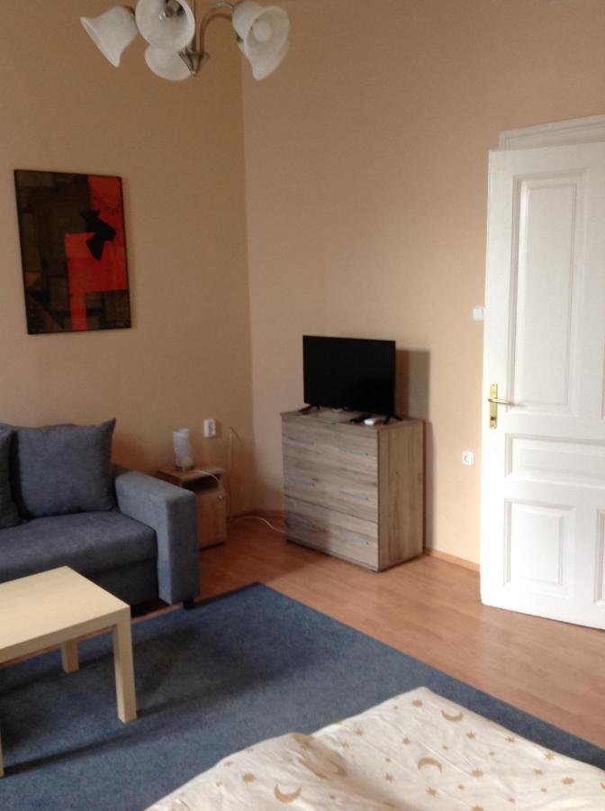 King Apartman Sarvar Exterior photo